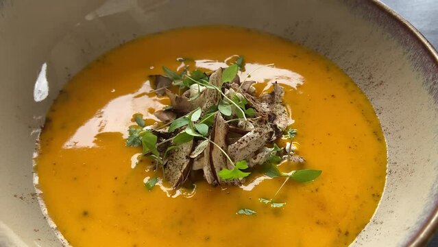 Soupe de potiron, champignons et herbes