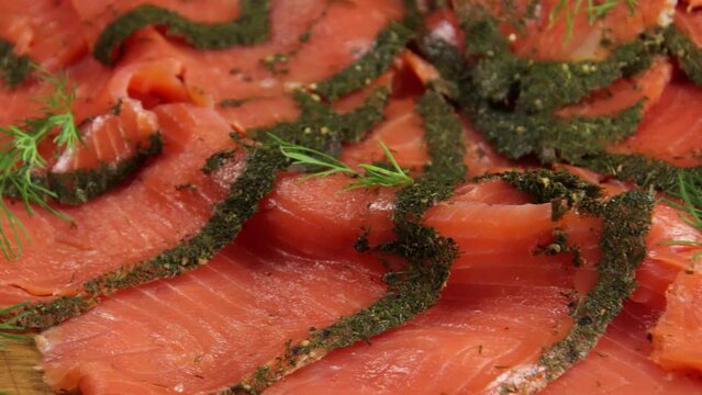 tranches de saumon fum&eacute; &agrave; l'aneth, en gros plan, sur une planche &agrave; d&eacute;couper