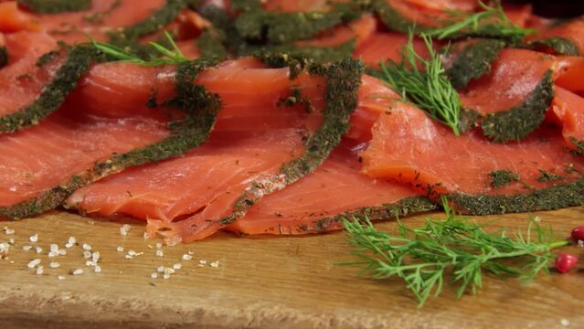 tranches de saumon fum&eacute; &agrave; l'aneth, en gros plan, sur une planche &agrave; d&eacute;couper