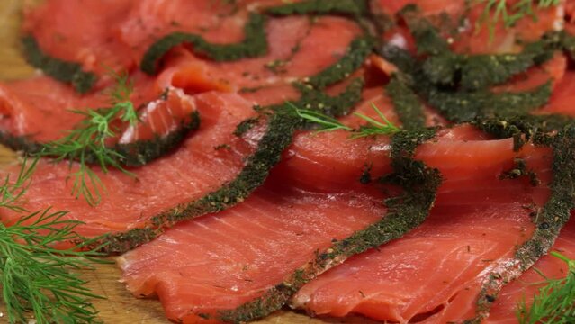 tranches de saumon fum&eacute; &agrave; l'aneth, en gros plan, sur une planche &agrave; d&eacute;couper