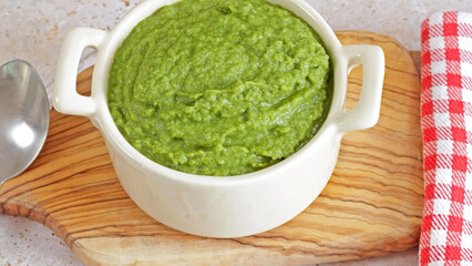plat de purée de légumes verts en gros plan