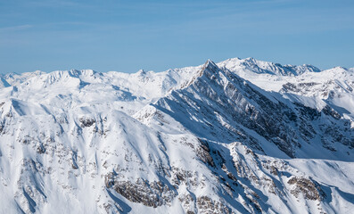 Fototapeta na wymiar Snow covered icy Alpine mountain tops in aUSTRIA