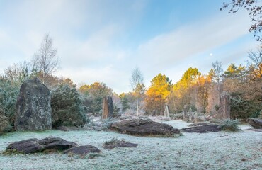 menhir de monteneuf avec givre et de bon matin