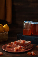 La pâte de coing sur un plateau rouge