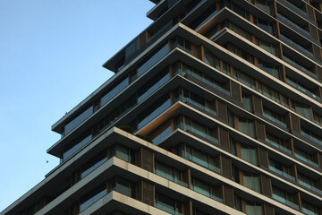 Obraz premium Modern urban apartment building exterior in evening.