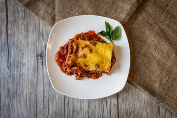 lasaña pasta with tomato sauce