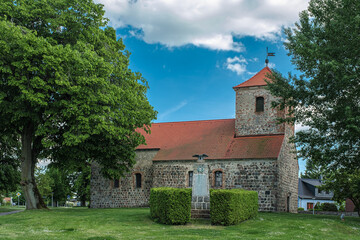 Fototapeta premium Denkmalgeschützte Dorfkirche Garzau mit Kriegerdenkmal, Ansicht von Norden