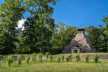 Geplant als Mausoleum: die denkmalgeschützte Feldsteinpyramide in Garzau aus dem 18. Jahrhundert