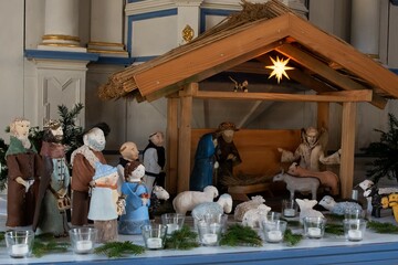 Darstellung einer Weihnachtskrippe mit sch&ouml;nen alte Figuren