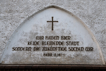 Bibelzitat und Inschrift an einer Trauerkapelle