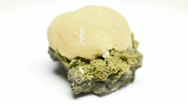 Aragonit auf Lava, Bellerberg, Ettringen, Eifel