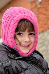niña con capucha cabeza invierno nieve