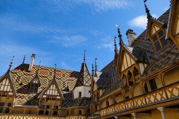 Les toits en tuiles verniss&eacute;es de l&rsquo;h&ocirc;tel-Dieu de Beaune 