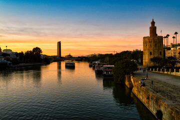 Fototapeta premium Torre del Oro and the river at sunset
