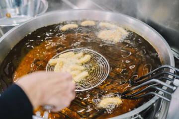 Preparacion de churros fritos con azucar tipicos de españa