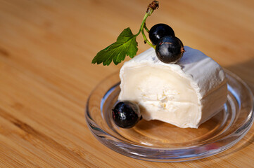 Stück Ziegenkäse Rolle mit schwarzen Johannisbeeren