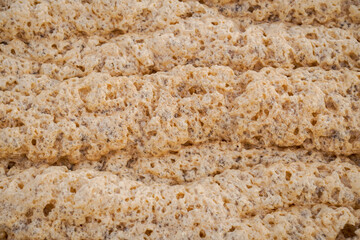 brauner Schaum am Strand