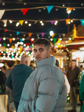 Hombre joven en un mercado navide&ntilde;o