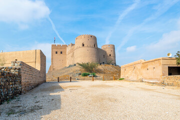 Fujairah Fort is a fort in the city of Fujairah, United Arab Emirates. Dating back to the 16th century, it is the among the oldest and largest in UAE - obrazy, fototapety, plakaty