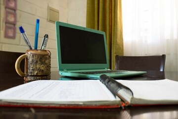 laptop, lápices y cuaderno sobre una mesa