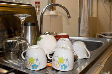 utensilios de cocina recién lavados, cocina doméstica