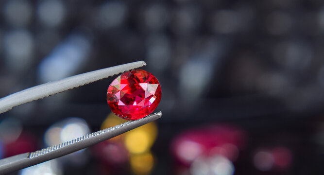 A red sapphire that looks and shines. for making jewelry