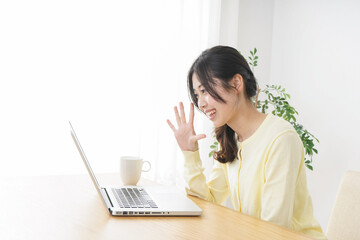 sns・テレビ電話をする若い女性