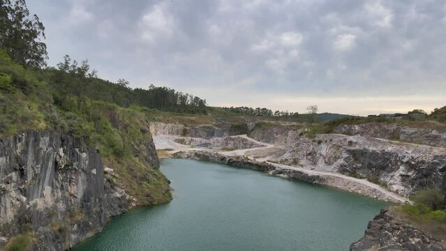 Cantera de piedras donde se conformo una laguna de color turqueza 
