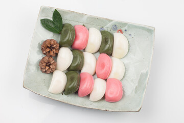 Red beans, beans, It is stuffed in the shape of a half moon or ramie and steamed with pine needles.