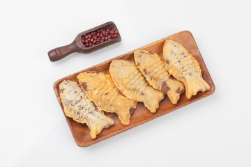 Full bread made with flour dough and red bean paste in a carp-shaped mold.
잉어 모양의 틀에 밀가루 반죽과 팥소를 넣어 만든 풀빵.