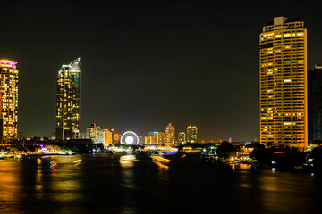 Obraz premium BANGKOK, THAILAND - JANUARY 1,2023 : The countdown firework show at Asiatique Riverfront in Bangkok. Colourful of fireworks on the river on Chao Praya River.