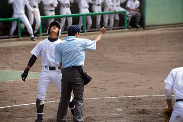 タッチアウトを宣告されて天を仰ぐ