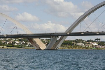 Obraz premium Pilares da Ponte Juscelino Kubishek, no Lago Paranoá, em Brasília-DF