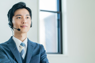 スーツを着た日本人男性