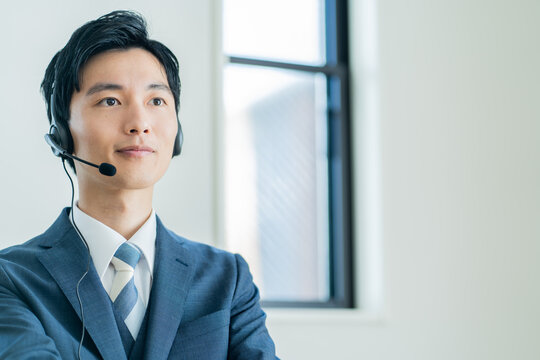 スーツを着た日本人男性