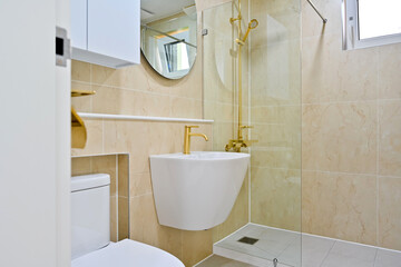Even though the bathroom decorated in gold color is small in size, it can give a classic and luxurious feeling