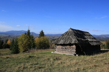 Fototapeta na wymiar Carpathians: hut in the mounteins