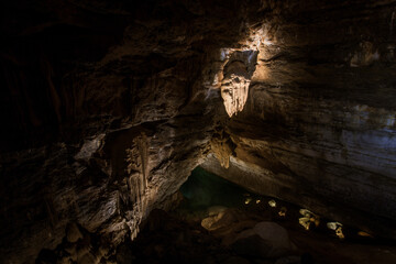intérieur de la grotte de Trabuc, site géologique d'exception dans les Cévennes