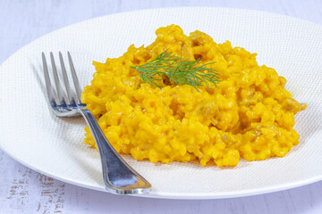 risotto au potimarron dans une assiette