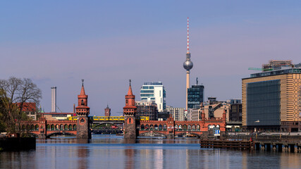 Obraz premium Berliner Oberbaumbrücke und Fernsehturm