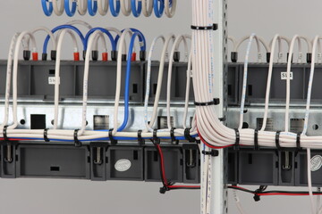 The reverse side of the electrical panel. Connection of insulated mounting wires to modules and automatic protection devices.