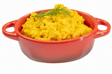 risotto au potimarron dans un plat sur un fond blanc