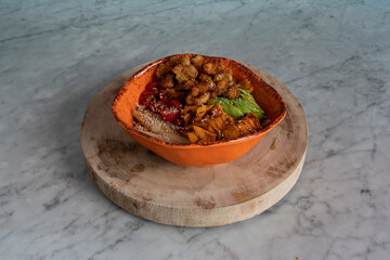 Poke de pollo y verduras