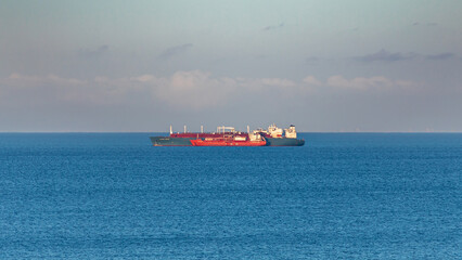 LNG Gasversorgung von Deutschland - Gas, Erdgaslieferung per Schiff in Lubmin vor Rügen Ostsee | Seapeak Hispania - Anthony Veder - Neptune