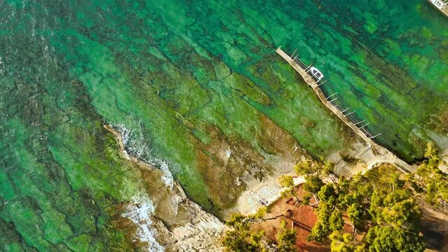 Atemberaubende Aussichten in 4K: Ein Drohnenvideo von der kroatischen K&uuml;ste mit beruhigenden Kl&auml;ngen des Adriatischen Meeres und Wind in den B&auml;umen