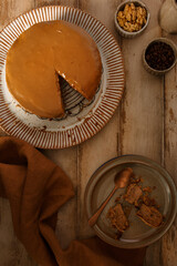 Gâteau aux noix et au café sur une table en bois