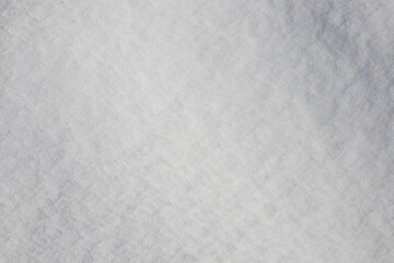 gros plan sur un sol enneigé, sur une piste de ski en plein hiver, pouvant servir d'arrière plan ou de fond texturé.