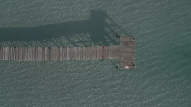 Muelle de madera sobre el mar / video a&eacute;reo con drone dron (Dlog para edici&oacute;n de color profesional)