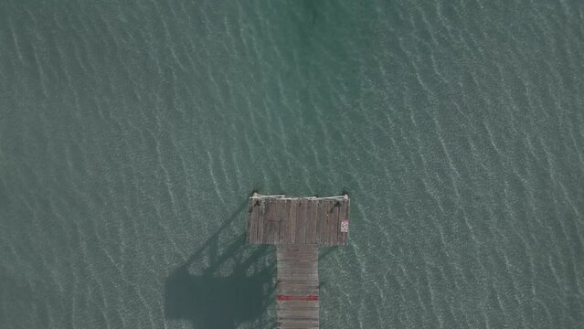 Muelle de madera sobre el mar / video a&eacute;reo con drone dron (Dlog para edici&oacute;n de color profesional)