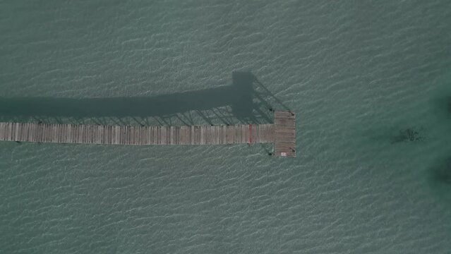 Muelle de madera sobre el mar / video a&eacute;reo con drone dron (Dlog para edici&oacute;n de color profesional)